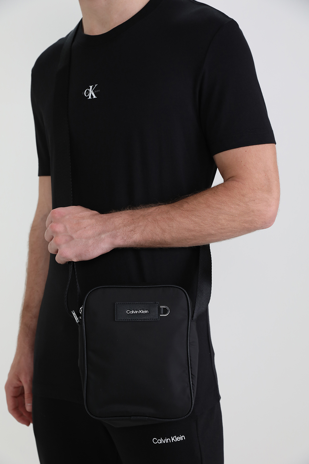 תמונת כל הלוק של תיק קרוס מסיבים ממוחזרים